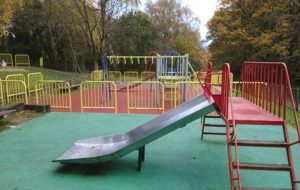 Barriers to free flowing play